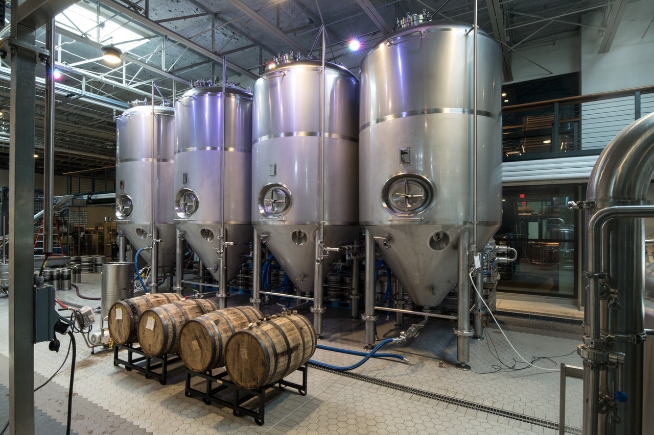 克朗斯提供包括发酵和后储在内的全套啤酒厂设备。