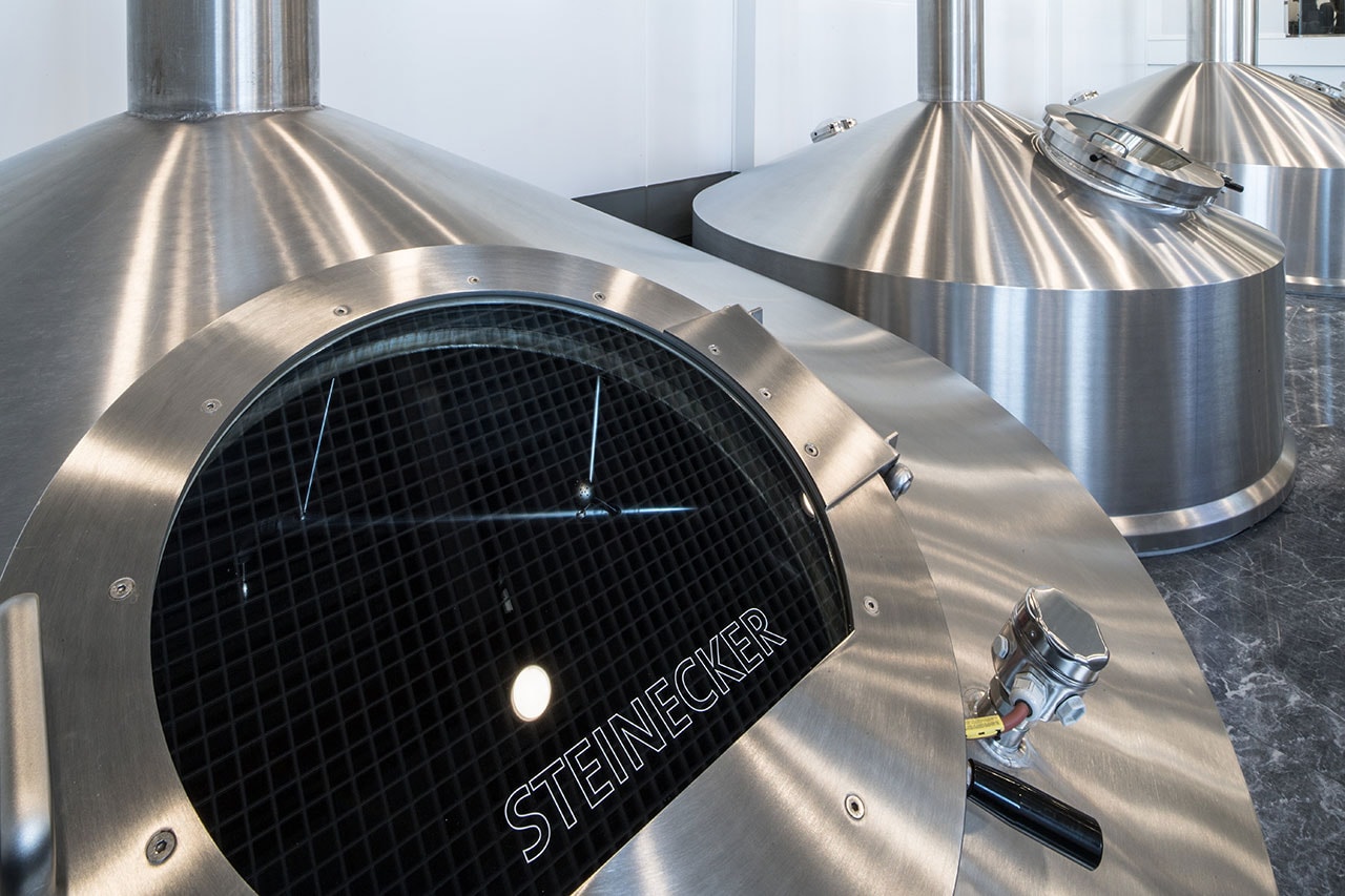 The classic five-piece brewhouse produces 60 hectoliters per brew, twelve brews per day. 