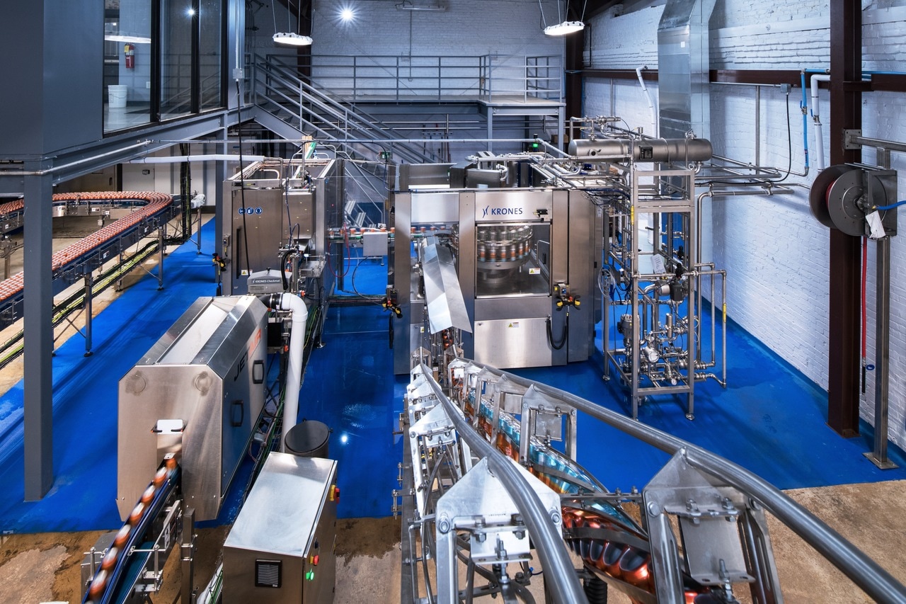 También en el envasado, la cervecería artesanal se decidió nuevamente por tecnología de la casa Krones, más concretamente por la compacta llenadora Craftmate, la cual llena 250 latas de 0,354 litros por minuto. 