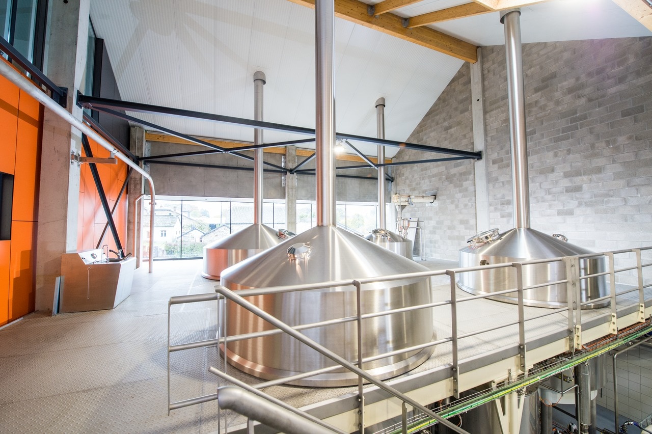The four-kettle brewhouse has been installed on a gallery directly next to the bottling hall, and is dimensioned for 40 hectolitres per brew and eight brews a day. 