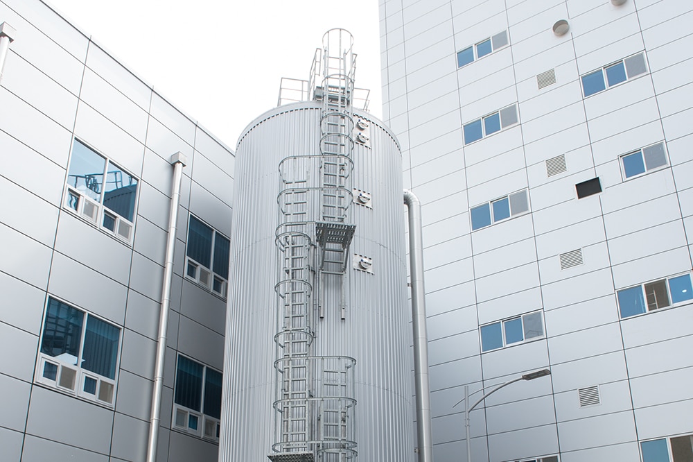 The EquiTherm system’s energy storage tank is located outdoors and has a net capacity of 1,799 hectolitres. The energy stored here in the form of hot water is used for heating up the mash tun.