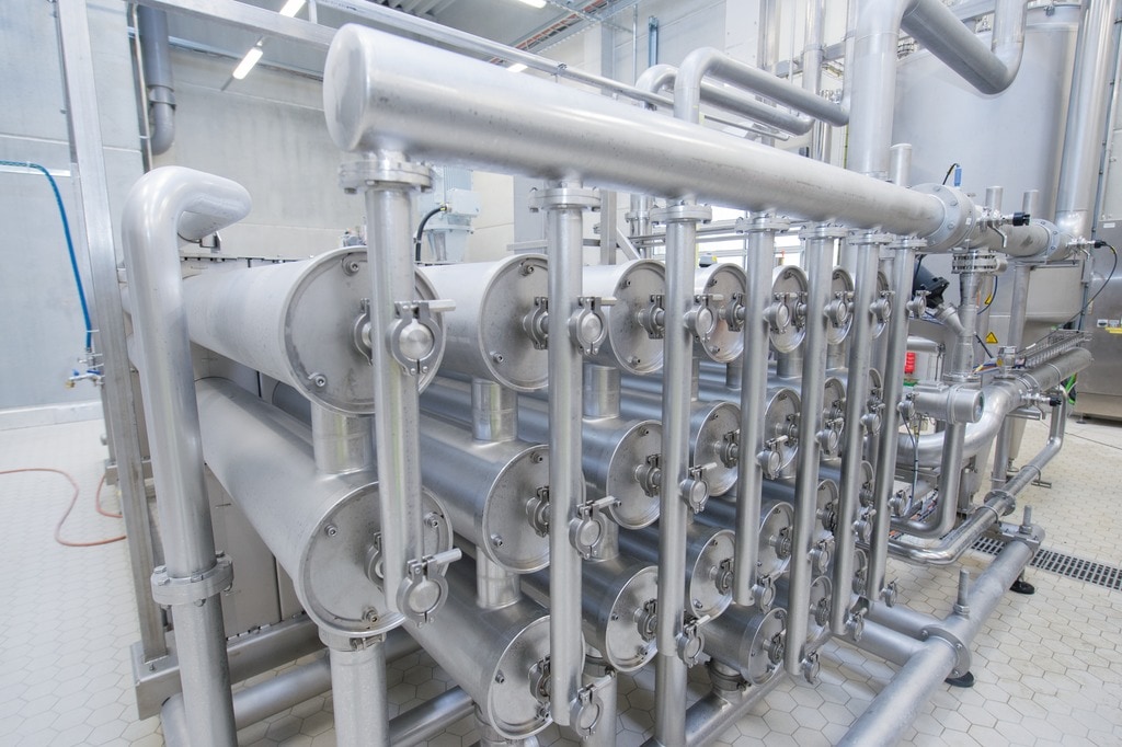 The water is treated using the Krones Hydronomic system, featuring ultra-modern membrane technology, three UV units, a water degassing unit rated at 550 hectolitres an hour, plus a buffer tank for degassed water.