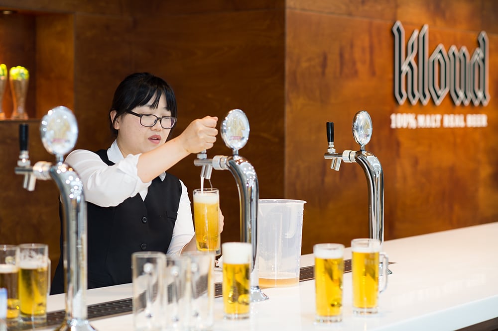 Kloud es elogiada como „Real Beer“, elaborada en un 100 por ciento de malta y producida, conforme a la Ley de Pureza Alemana, con „contenido original de mosto“.