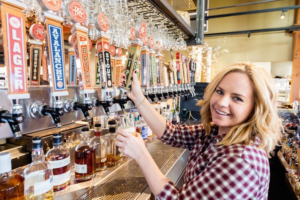 在中央的吧台上设立不少于18个售酒龙头，直接从扎啤桶出售Breckenridge啤酒厂的特色啤酒。