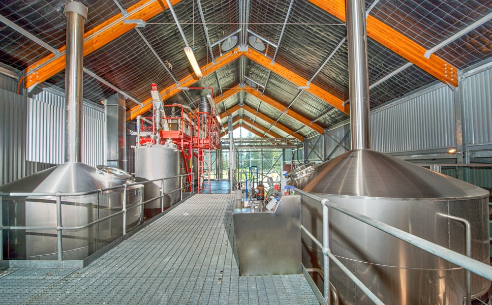 The brewhouse is accommodated in the second hall next to the restaurant on the first floor, with the kit underneath.