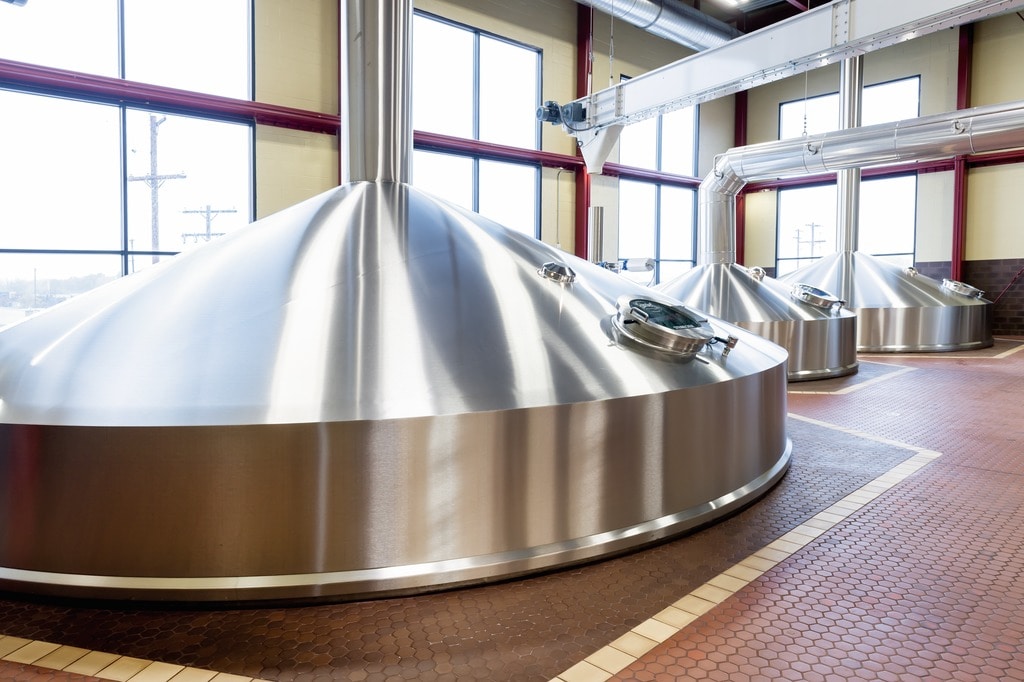 The conventional brewhouse, rated at 350 hectolitres per brew, consists of three vessels: mash-lauter tun, wort copper and whirlpool plus a vapour condenser.
