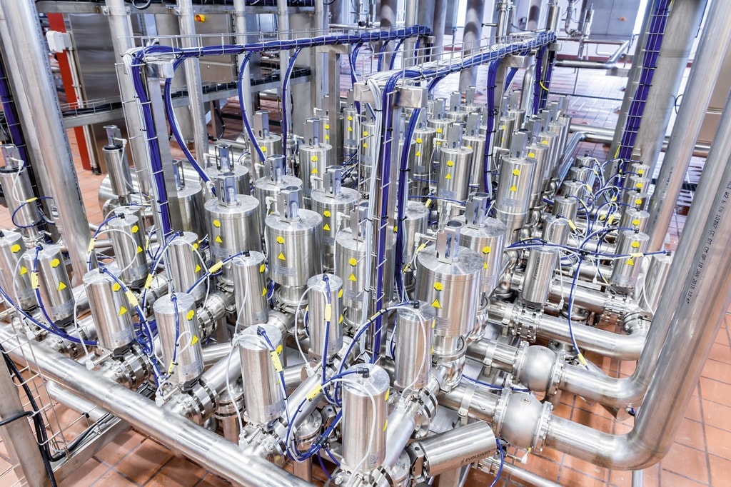 Krones handled the entire piping, installed the valve blocks, featuring Evoguard double-seat valves, and uploaded the TwinPro cellarage software for automatic control of the operations involved.