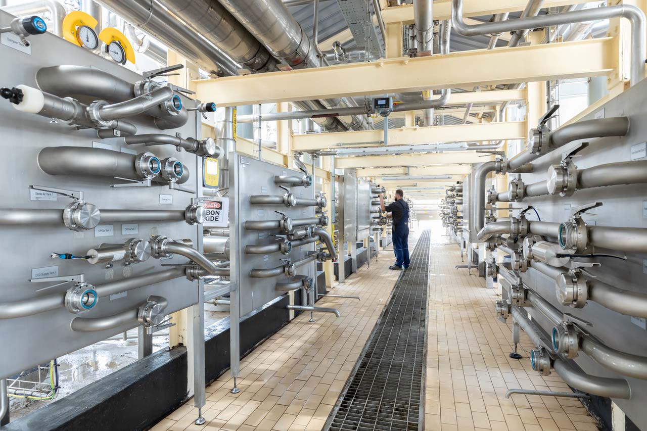 La nueva ingeniería de procesos, desde la recepción de la materia prima hasta la planta de pasteurización flash, debía ser integrada en el edificio existente. 