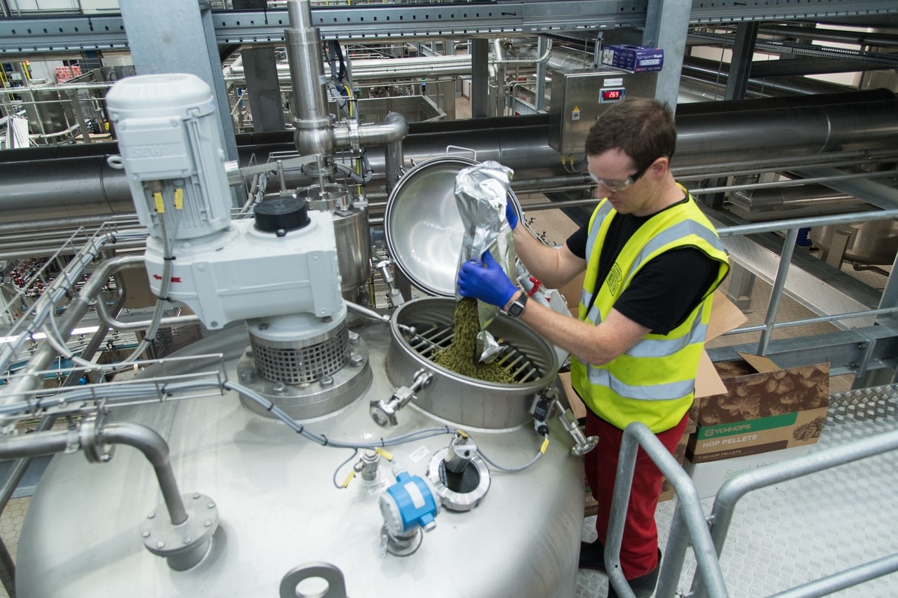 In der neuen Brauerei ist auch eine Dry-Hopping-Station integriert, die sich laut Jasper Cuppaidge doppelt bezahlt macht: »Hier können wir jetzt wirklich schöne hopfige Biere produzieren, die trotzdem einen niedrigen Alkoholgehalt besitzen – und sie schmecken dabei definitiv besser als je zuvor.«