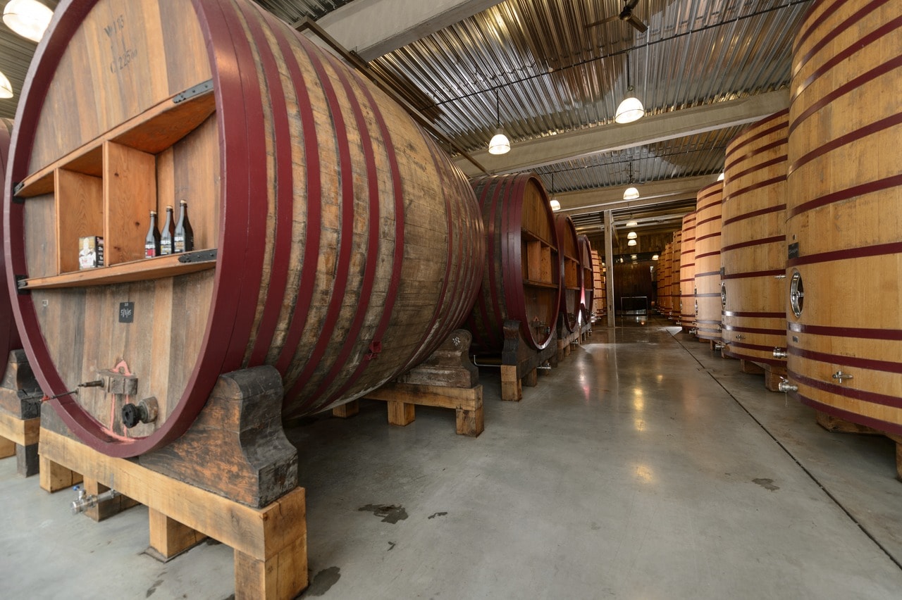 De Brabandere posee una bodega única de barriles «Foeder», con barricas de roble grandes de 220 hectolitros de capacidad cada una. 