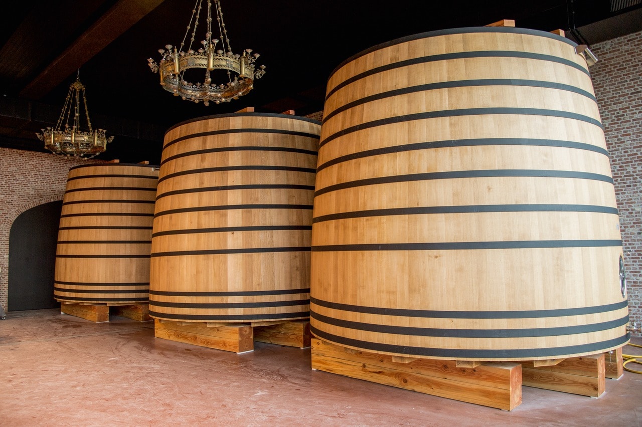 For mixed fermentation, a top-fermented base beer is used, which undergoes lactic-acid secondary fermentation in “feuders”, large wooden vats. 