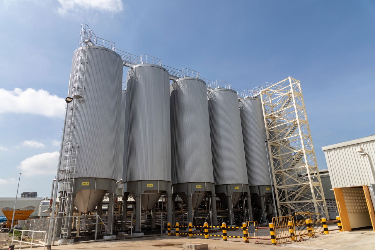 Krones instaló un total de 14 tanques cilindrocónicos de fermentación y maduración y cuatro tanques de presión. 