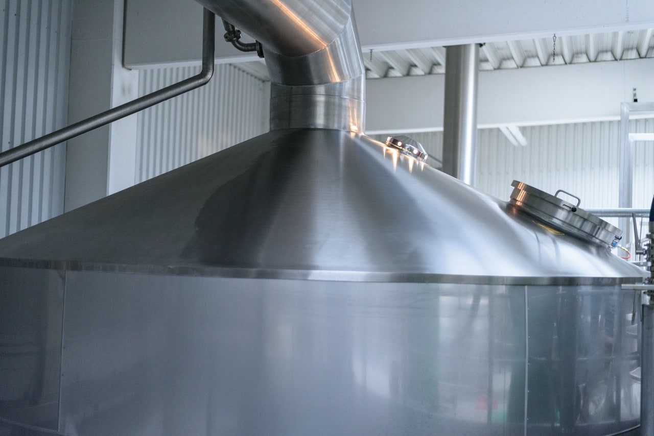  The new five-kettle brewing line is run five days a week round the clock, and achieves an evaporation rate of under four per cent (that used to be more than ten per cent). 