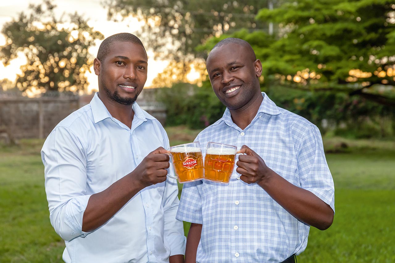 De izda.: Naftaly Ndungu, maestro cervecero y responsable de la calidad, así como Jacob Bett, encargado de la ingeniería y el envasado