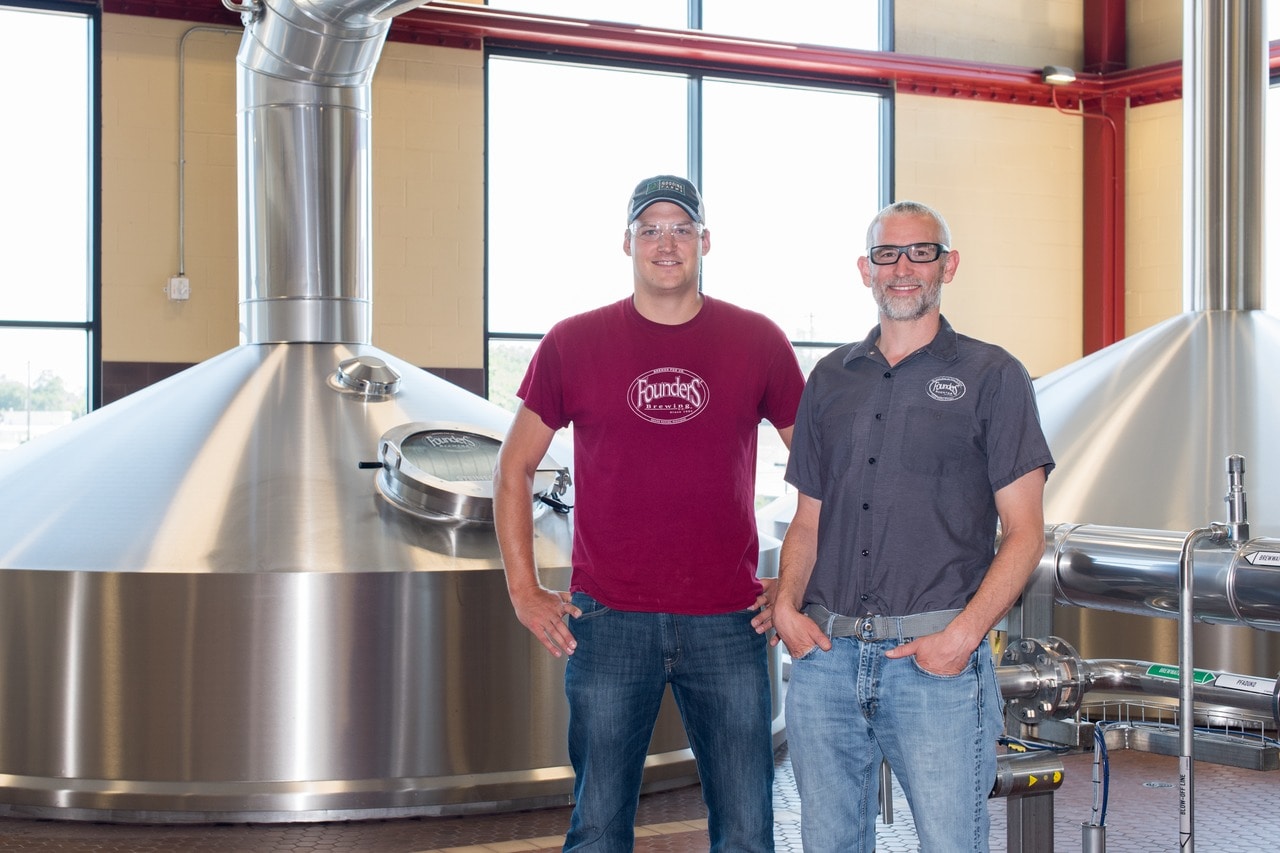 Adam Schmitt, Brewing Manager y Alec Mull, Vice President of Brewing Operations (de izq)