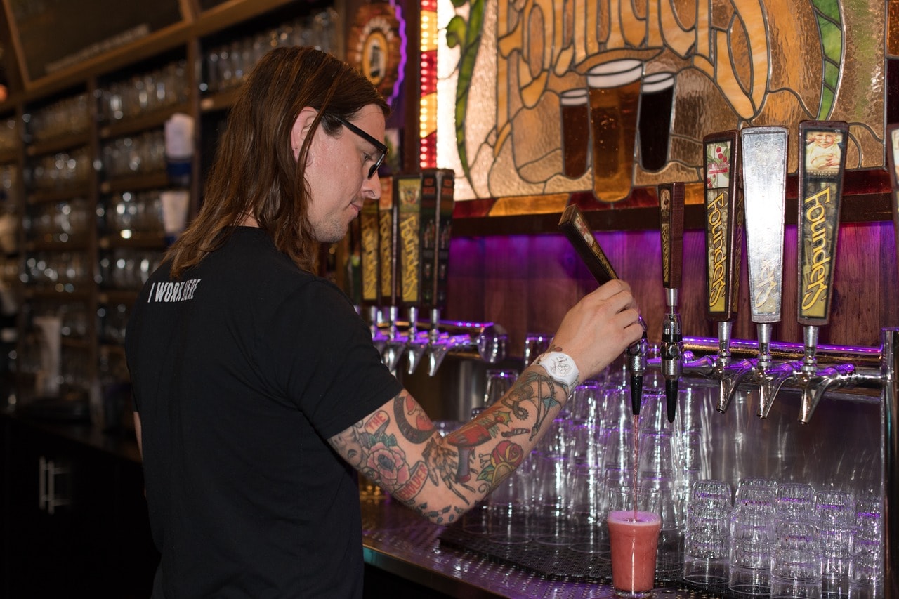 La taberna está integrada directamente a la cervecería: «Aquí nos damos cuenta cuales tipos de cerveza gozan de mayor acogida entre los consumidores», opina Alec Mull.