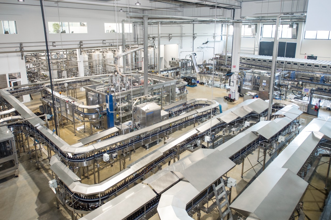 The bottling line, rated at 20,000 bottles per hour, is now accommodated in the new building on an area of 2,000 square metres – three times the space provided in the old brewery. Krones organised the entire relocation job.