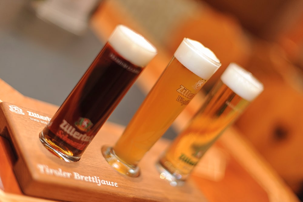 酒店为啤酒品尝推出了“蒂罗尔啤酒套餐”，由三杯125毫升啤酒组成，包括比尔森啤酒、小麦啤酒和黑啤酒，售价3.6欧元，酒杯摆放在一块木板上。 