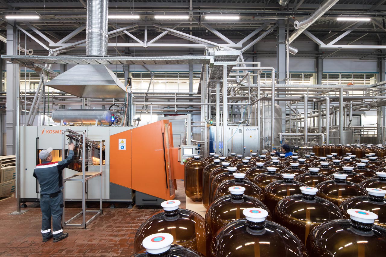 一台克斯明KSB Gigablow吹瓶机生产30升PET桶，能力为每小时200桶。