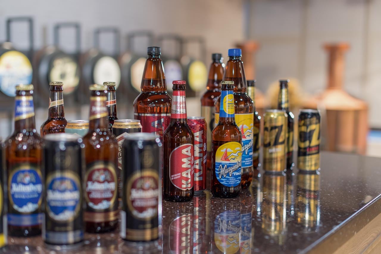 该啤酒厂生产14个不同的啤酒品种，共计28个库存量单位（SKU）。