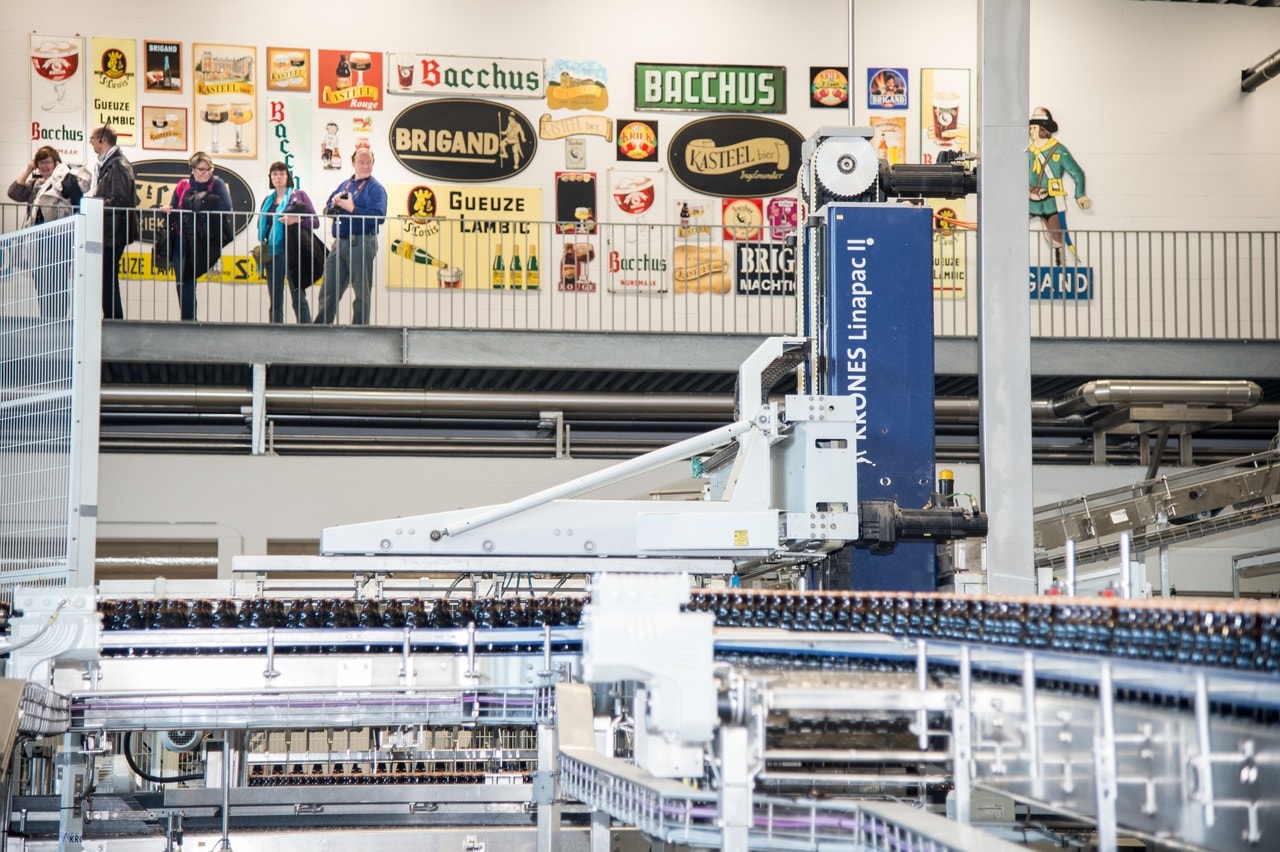 Ein Rundgang führt Besuchergruppen durch die Brauerei. 