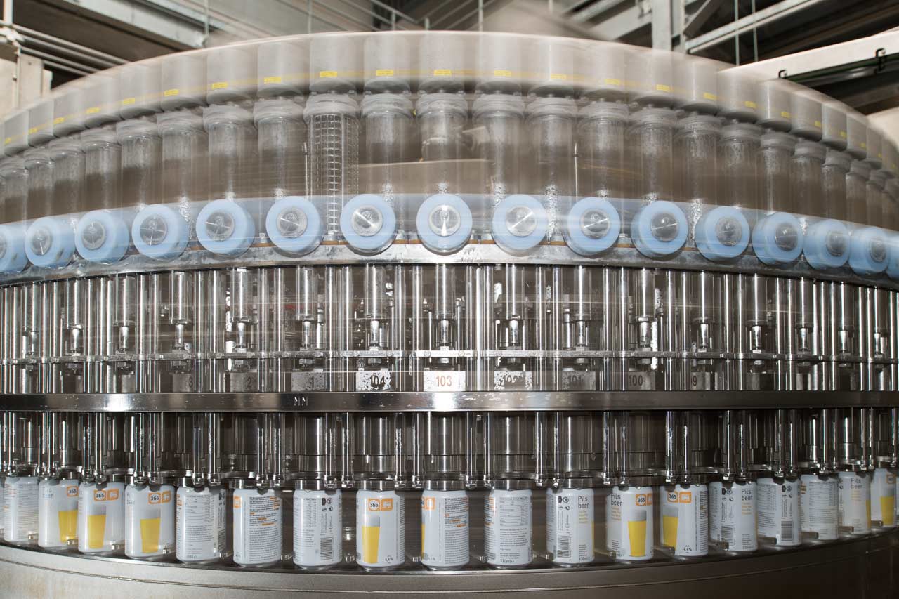灌装车间配备了一条能力强大的易拉罐生产线，其Volumetic VOC易拉罐灌装机每小时可以灌装7.2万罐。