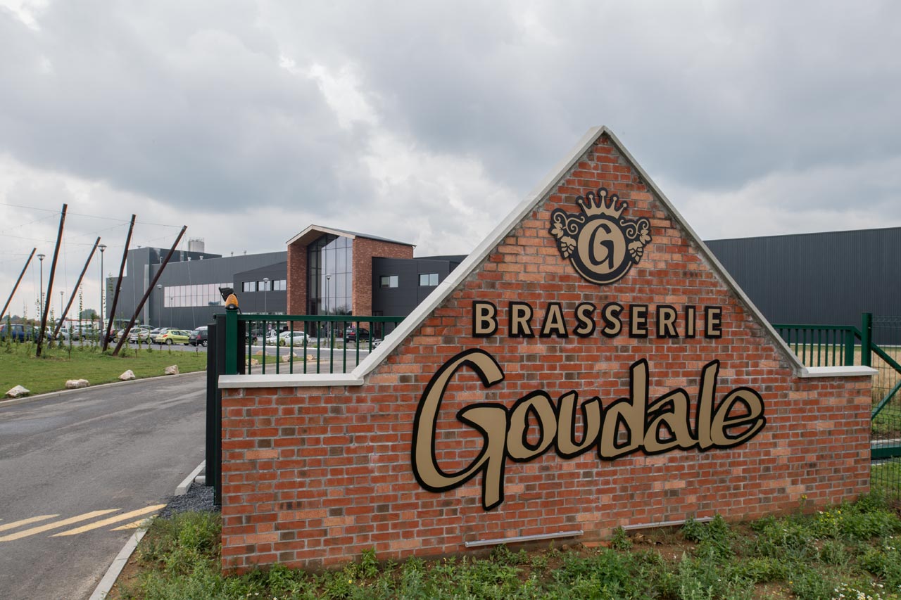 法国北部，在克朗斯的掌控之下，一家年产20万千升的超级现代化啤酒厂建成投产。
