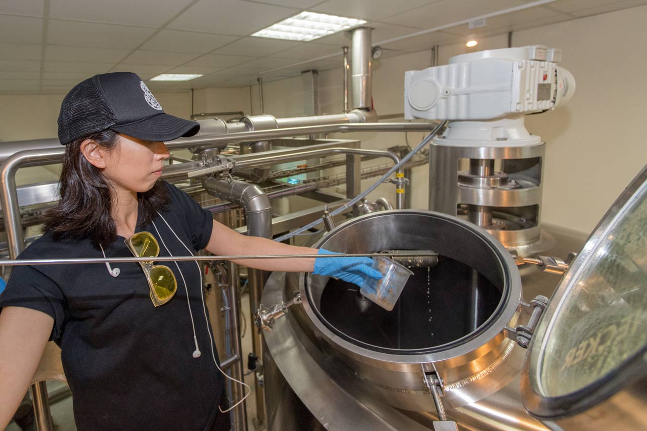 Para cervezas de ensayo y pequeñas cocciones, el personal trabaja junto con la maestra cervecera jefe de Taihu, Winnie Hsu, en un MicroCube de Steinecker.