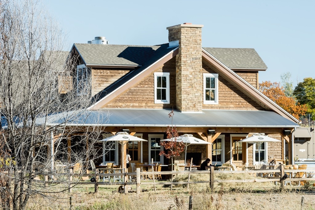 Das Farmhouse-Restaurant fasst rund 300 Sitzplätze im Haus und auf der Veranda sowie viele mehr im Biergarten.