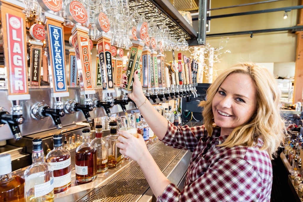 In der Mitte des Restaurants kredenzt eine zentrale Biertheke mit nicht weniger als 18 Zapfhähnen die Bierspezialitäten der Breckenridge Brewery frisch vom Fass.