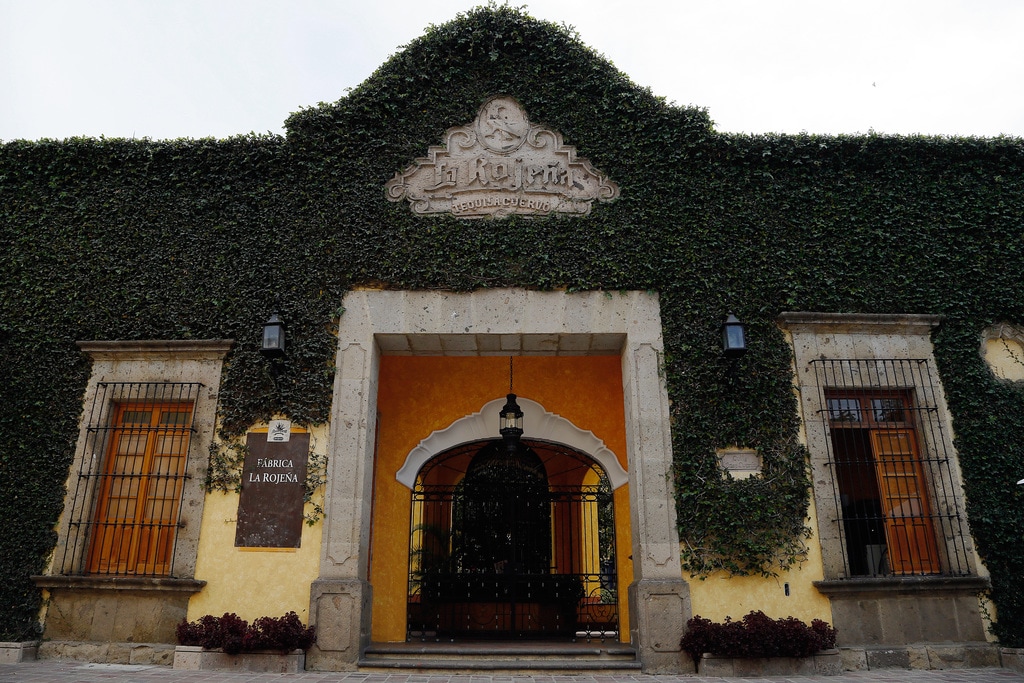 La planta de Jose Cuervo, conocida como La Rojeña, fue fundada en 1795 y es la destilería más antigua del país.