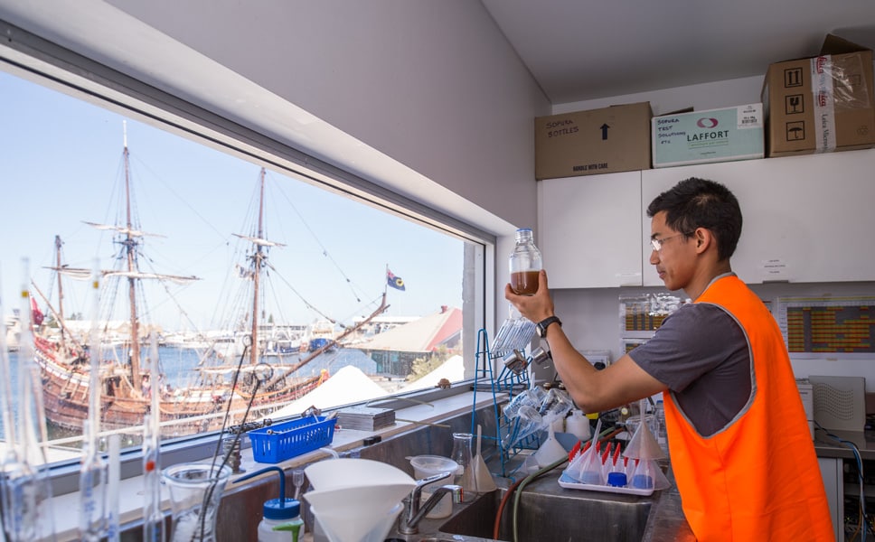 从实验室向外眺望，酿酒工可以通过玻璃幕墙看到海湾和渔港。