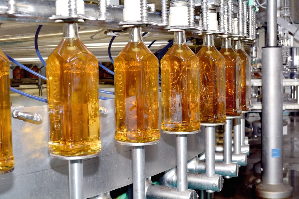 La línea no solo es la primera línea completa de Krones, sino que con 26.000 botellas por hora es también la línea de embotellado de tequila más rápida operada por Jose Cuervo.