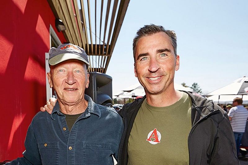 »Wir müssen unser Craft Beer nicht mehr aktiv verkaufen, die Konsumenten informieren oder erziehen: Wir werden einfach nachgefragt«, können sich Firmengründer und Inhaber Adam Avery (r.) sowie sein Vater Larry über die Entwicklung der amerikanischen Craft-Beer-Industrie freuen.