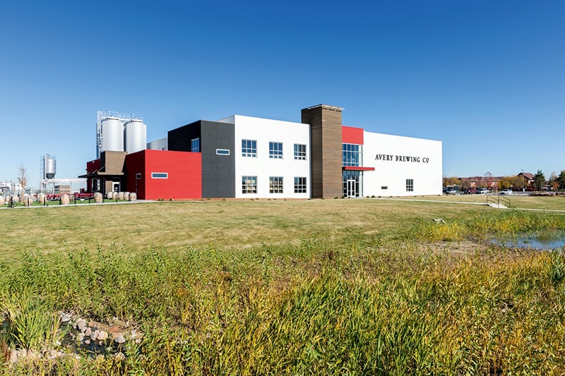 La cervecería construida como proyecto de campo verde fue inaugurada oficialmente en mayo del 2015.