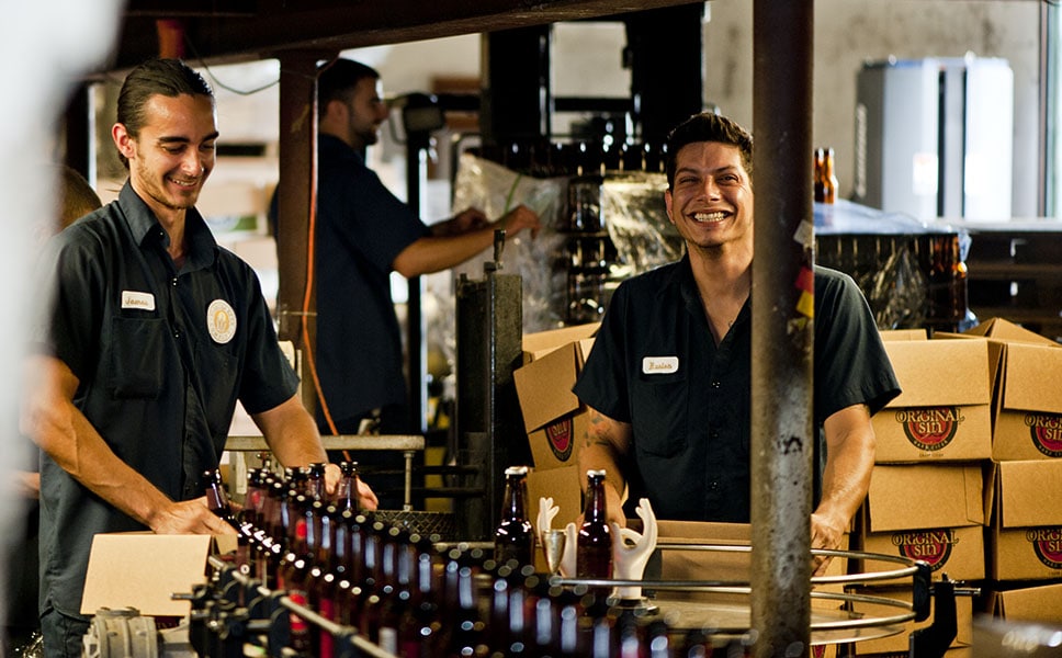 Handarbeit. Beim Brauen in der alten Brauerei, aber besonders beim Abfüllen muss noch richtig zugelangt werden. Dafür läuft ordentliche Rockmusik im Hintergrund.